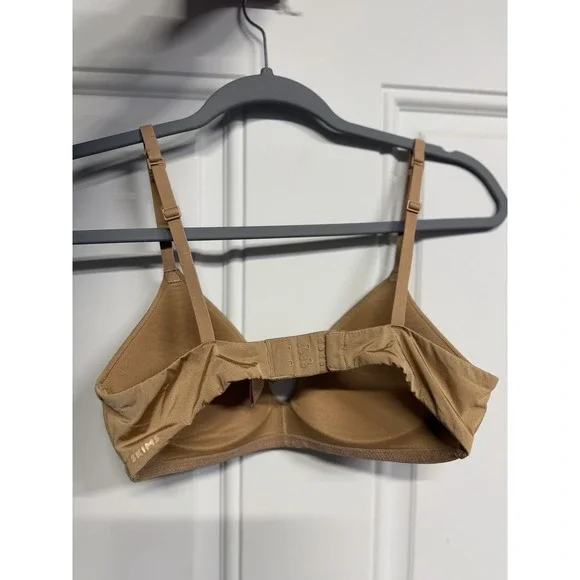 SKIMS Wireless Lightly Lined Bra T-Shirt Nude Beige Neutral - Picture 2 of 4